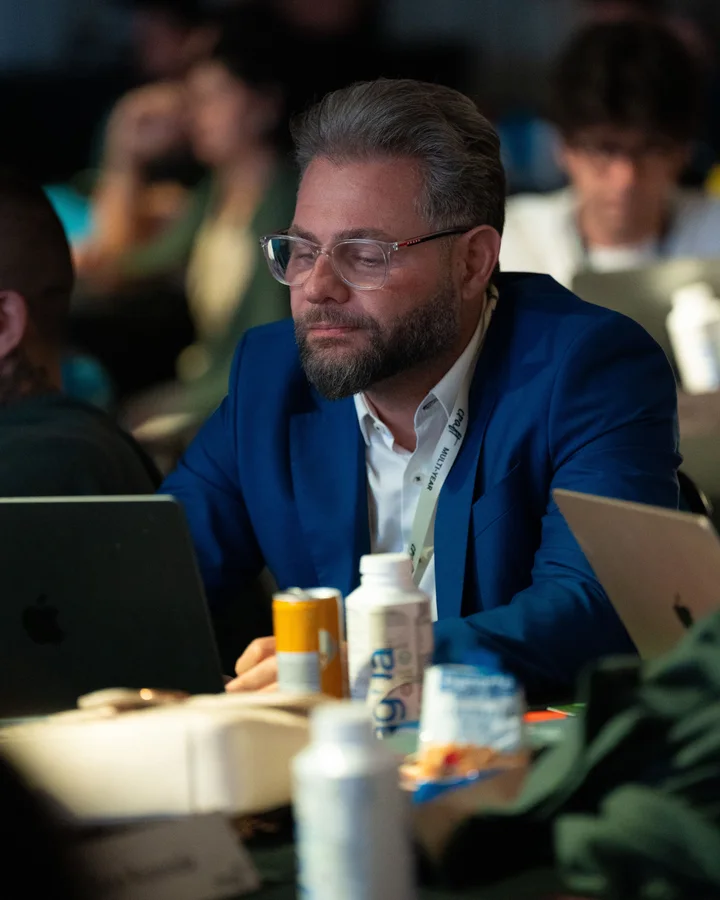 Vinicius Rodrigues trabalhando em notebook no bastidor de evento